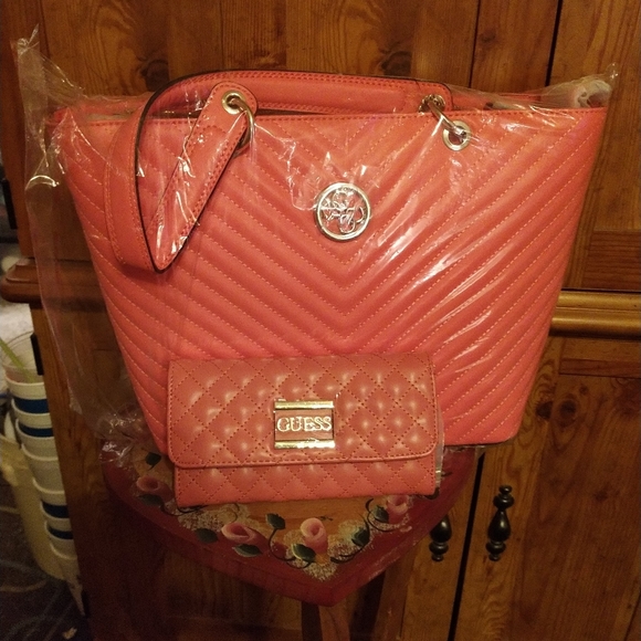 Guess purse and wallet - Picture 1 of 6